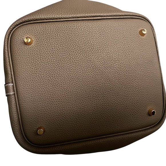 Elegant Brown Leather Tote Bag - Picture 13 of 13